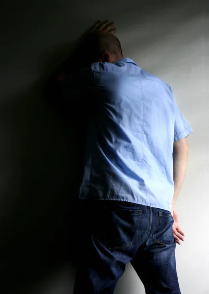 셔츠와 청바지를 어두운 배경에 포즈를 취하는 — 스톡 사진