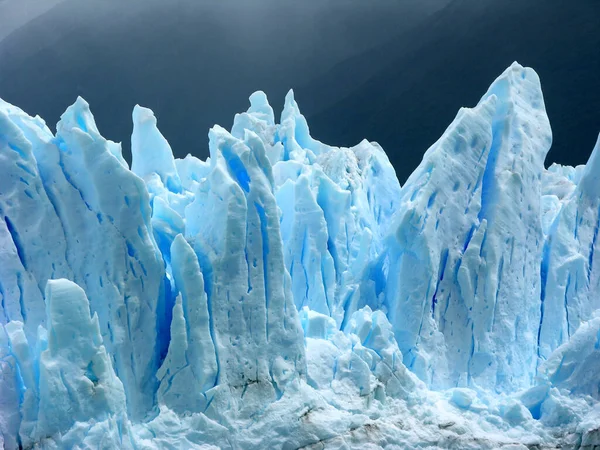 冰冷的冰山 冬雪般的冰 — 图库照片