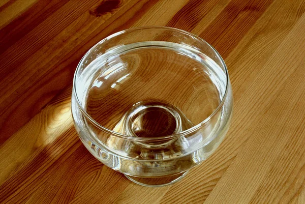 Egy Pohár Bor Egy Üveg Konyak Asztalon — Stock Fotó