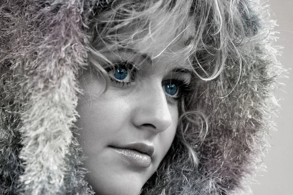 Portrait Beautiful Young Woman Fur Coat — Stock Photo, Image