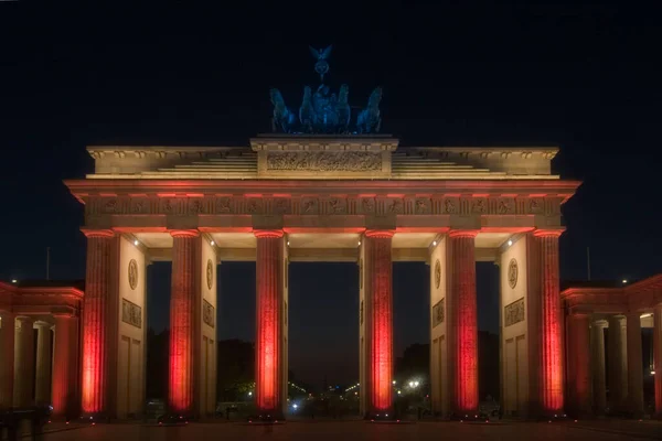 Puerta Brandeburgo Bajo Luz Roja —  Fotos de Stock