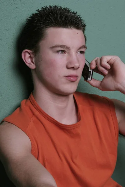 Telefonu Olan Genç Bir Adam — Stok fotoğraf