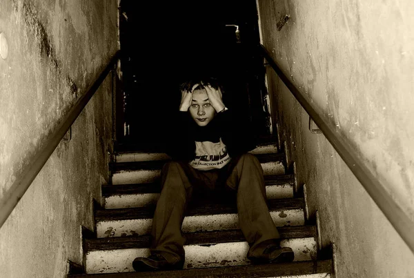 階段に座って悲しい若者が — ストック写真