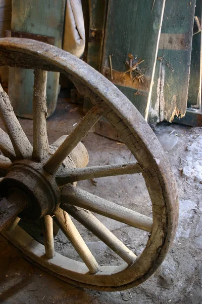 車の中の古い木製の車輪 — ストック写真