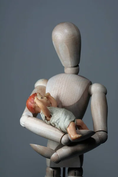 Boneca Madeira Com Uma Boneca Brinquedo Uma Figura Homem Isolado — Fotografia de Stock