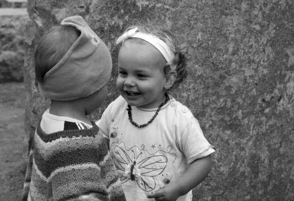 Duas Crianças Pequenas Conhecer — Fotografia de Stock
