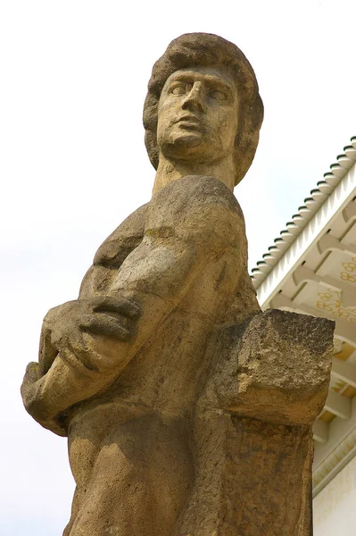 Estatua Una Mujer Joven Una Piedra Mármol — Foto de Stock