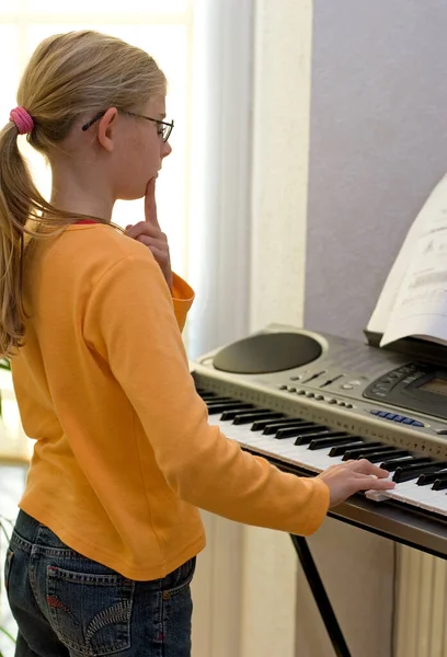 Junge Frau Spielt Klavier — Stockfoto