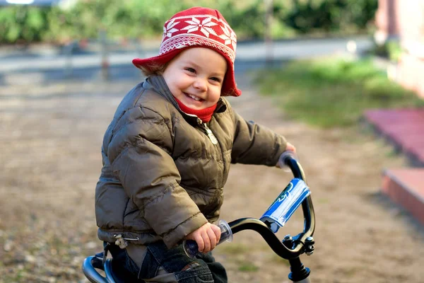 Małe Dziecko Rowerze — Zdjęcie stockowe