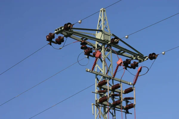 Mât Électrique Avec Transformateur Devant Ciel Bleu — Photo