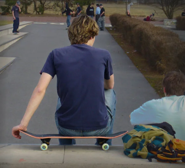Ung Man Med Skateboard Staden — Stockfoto