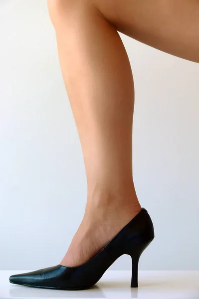 Patas Femeninas Zapatos Negros Sobre Fondo Blanco —  Fotos de Stock