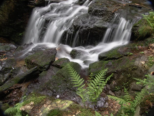 Bella Cascata Sullo Sfondo Della Natura — Foto Stock