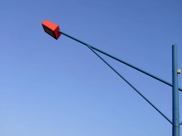 Rött Och Gult Elektriskt Inlägg Blå Himmel Bakgrund — Stockfoto