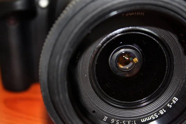 黒い背景に写真カメラのレンズ — ストック写真