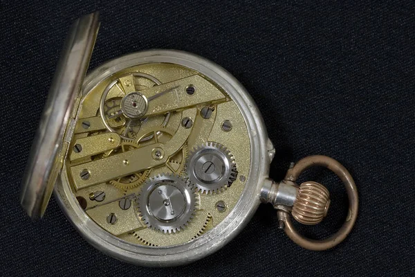 Alte Uhr Auf Dem Hintergrund Des Uhrwerks — Stockfoto