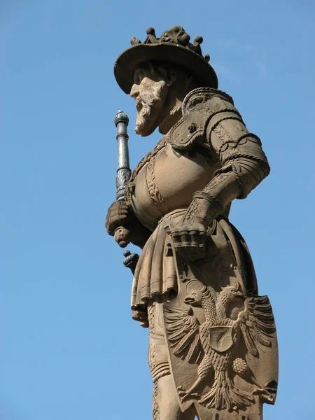 틀링겐에 레오나드 바움하우어 1570 것으로 분수대에 막시밀리안 황제의 조각상 1527 — 스톡 사진