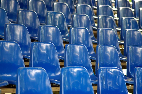 Rader Med Tomma Stolar Stadion — Stockfoto