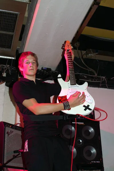 Jeune Femme Avec Guitare Dans Chambre — Photo