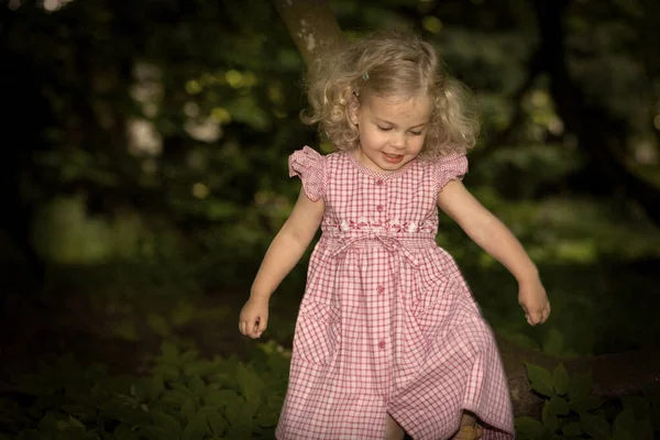 Une Petite Fille Avec Une Robe Carreaux Rouges Dans Forêt — Photo