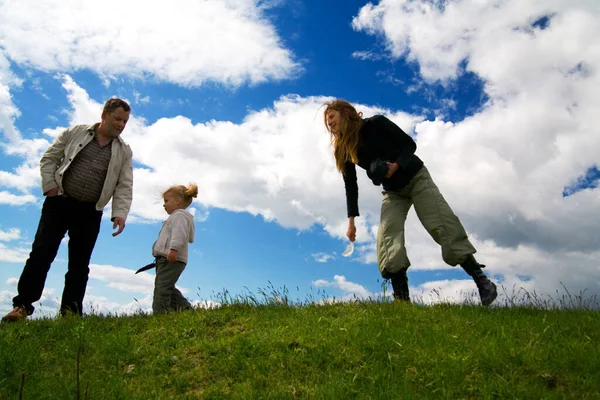 Uma Família Uma Colina Frente Céu Azul Com Algumas Nuvens — Fotografia de Stock