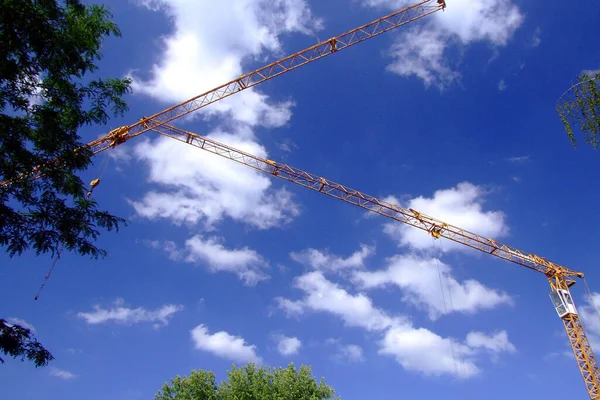 Guindastes Construção Céu Bonito — Fotografia de Stock