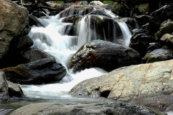 Flujo Agua Naturaleza Cascada —  Fotos de Stock