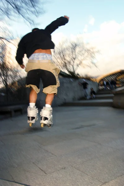 Jovem Mulher Salto Com Skate — Fotografia de Stock