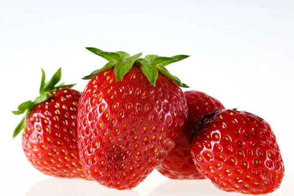 Verschillende Aardbeien Tegen Een Witte Achtergrond — Stockfoto