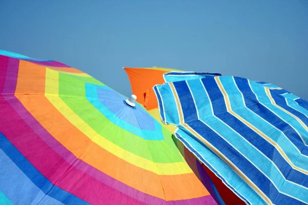 Ombrelloni Colorati Sulla Spiaggia — Foto Stock