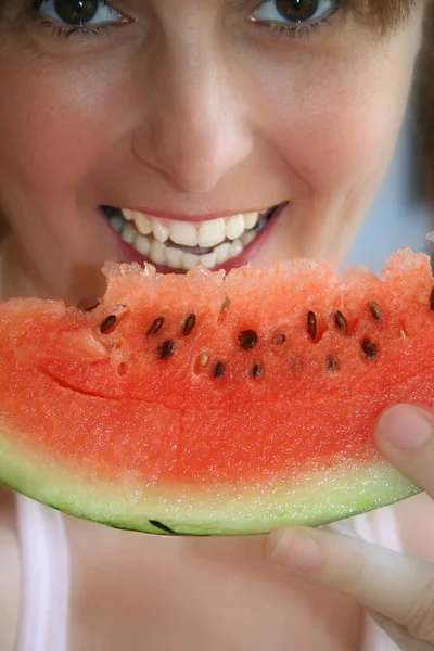 Frau Isst Wassermelonenscheibe — Stockfoto