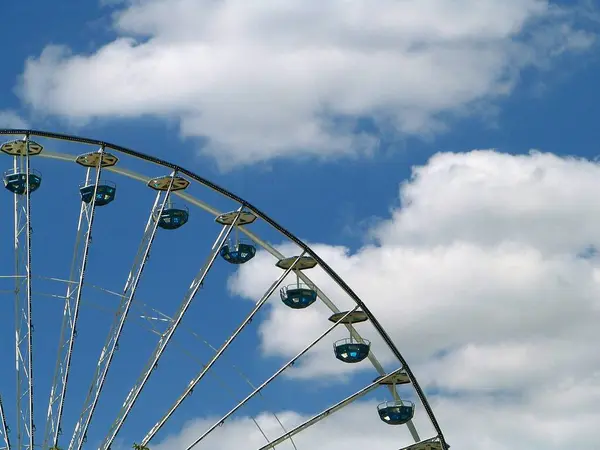 Óriás Óriáskerék Körhinta Vidámpark — Stock Fotó