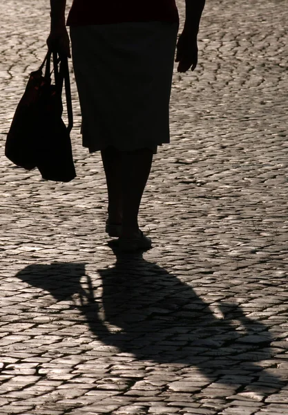 Žena Kráčející Ulici Nohama — Stock fotografie
