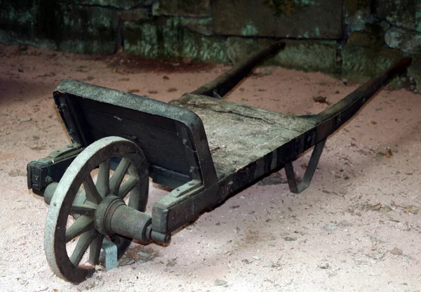 旧的生锈的金属轮在地上 — 图库照片