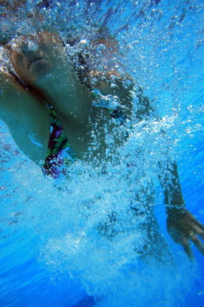 Подводный Вид Молодой Женщины Плавающей Бассейне — стоковое фото