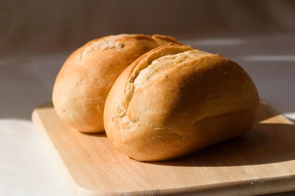 Rolos Pão Tábua Madeira — Fotografia de Stock