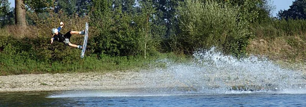 Чоловік Білій Сорочці Змієм Воді — стокове фото