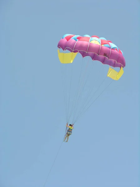 Parachute Coloré Volant Dans Ciel — Photo