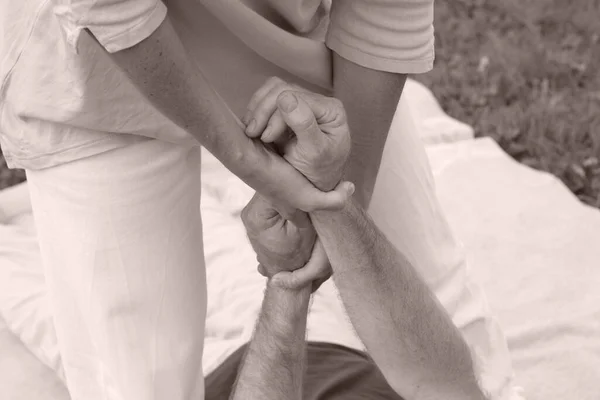 Een Jong Stel Dat Elkaars Hand Bij Elkaar Houdt — Stockfoto