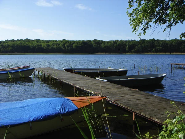 湖上的木船 — 图库照片