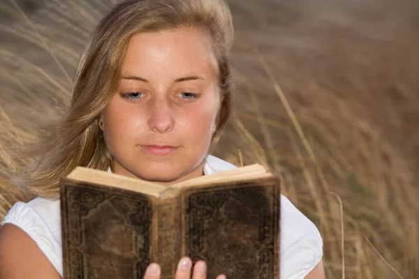 Een Jonge Vrouw Leest Een Oud Boek Achtergrond Een Maïsveld — Stockfoto