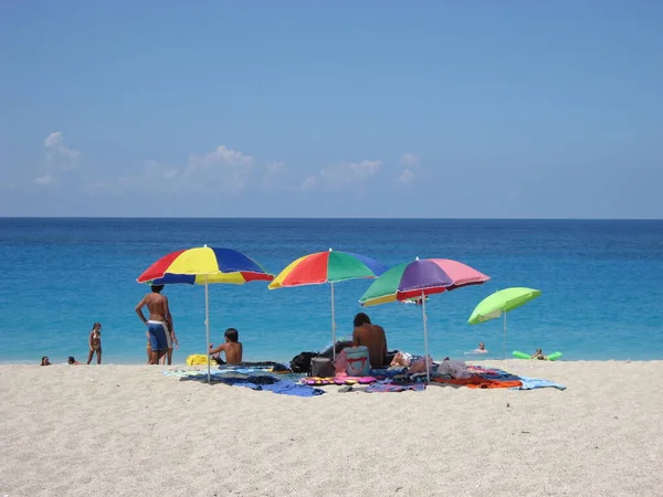 Cadeiras Praia Guarda Chuvas Costa Arenosa Mar Mediterrâneo — Fotografia de Stock