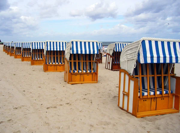 Cesti Spiaggia Riva Mare Durante Giorno — Foto Stock