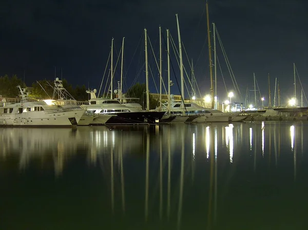 Marina Ein Speziell Gestalteter Hafen Mit Liegeplätzen Für Sportboote Und — Stockfoto