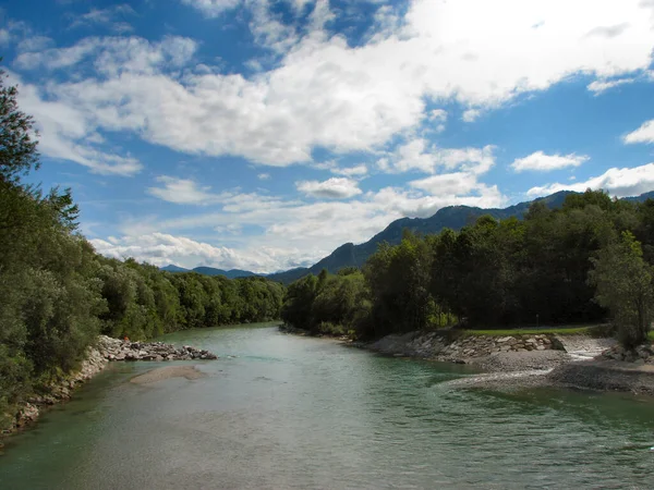 Arzbach Überquert Man Die Isar Und Folgt Einem Feld Und — Stockfoto