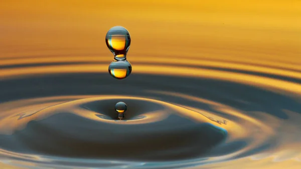 Вода Падає Жовтим Кольором — стокове фото