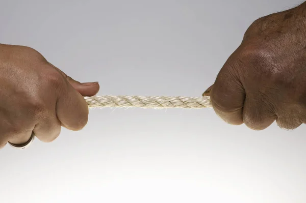 鎖にロープを引く男 — ストック写真