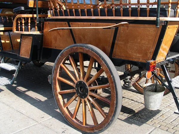 馬の車輪付きの古い木製のカート — ストック写真