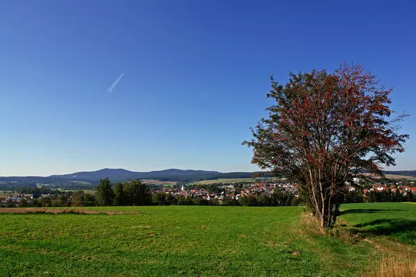 Blick Auf Den Hügel Mit Blauem Himmel Hintergrund — Stockfoto