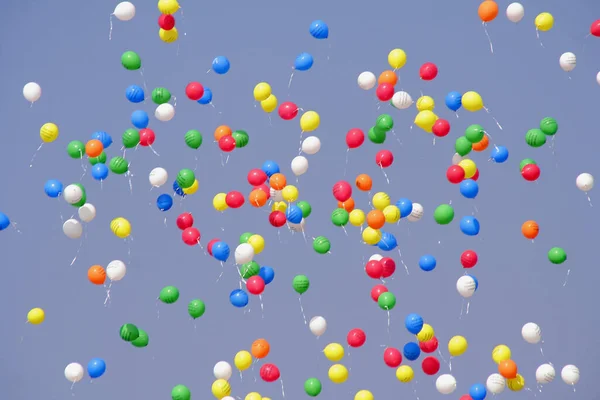 Kleurrijke Ballonnen Stijgen Lucht — Stockfoto